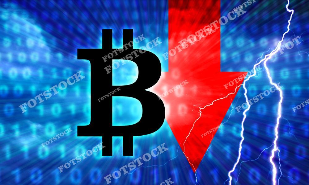 На изображении — крупный чёрный символ биткойна, наложенный на цифровой фон с падающей красной стрелкой и вспышками молний. Композиция визуализирует резкое падение курса криптовалют, панические распродажи и рыночную нестабильность.